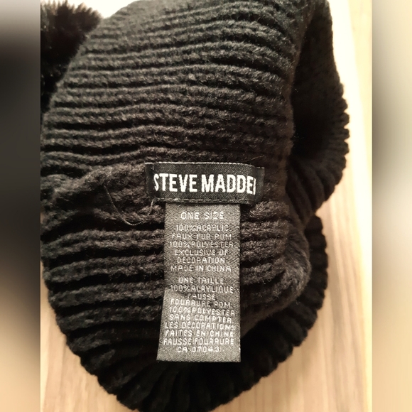 Steve Madden tuque with pompom - Picture 2 of 2